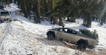 Вытаскивали на буксире: пикап Tesla Cybertruck намертво застрял на бездорожье (видео)