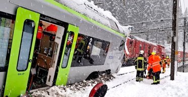 Пасажирів довелося відкопувати: лавина знесла поїзд у Швейцарії (фото)