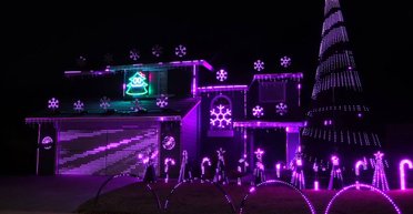 Стала Гринчем для соседей: женщина устроила скандал из-за ярких рождественских гирлянд