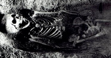 Ученые попытались выяснить загадку девочки, захороненной в пещере с птицей во рту