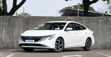 Ціна $13 800 і витрата 5,9 л на 100 км: Nissan показав доступний сімейний седан (фото)