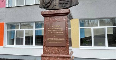 В школах Мариуполя создают мемориалы в честь оккупантов, — мэрия (фото)