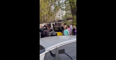 Надели наручники и затащили в бус: в Одессе работники ТЦК жестко "мобилизовали" мужчину (видео)