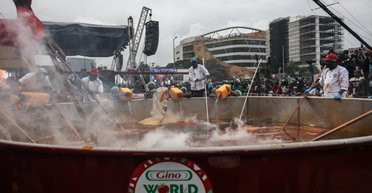 Готували 9 годин: в Нігерії зламалася каструля зі стравою на 23 тисячі літрів (відео)