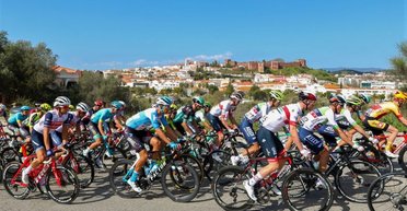 Казус на велогонке в Португалии: участники проехали финишный поворот (видео)