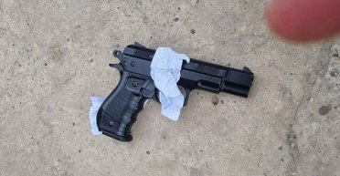 На Закарпатье ученик принес в школу пистолет: есть раненый