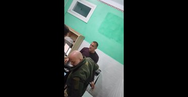 В Хмельницкой области сотрудники ТЦК вытаскивали мужчину с больничной койки, — соцсети (видео)