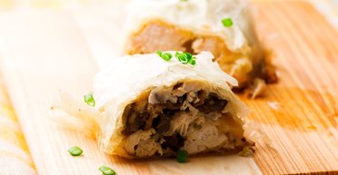 Душистый штрудель с курицей и грибами: рецепт сытного блюда на ужин