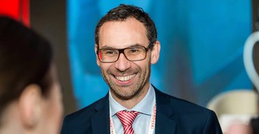 Врачу пора спуститься с пьедестала, — хирург Джозеф Ватфа