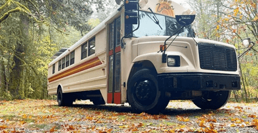 Залишилися без грошей: пара перетворила старий шкільний автобус на затишний будинок на колесах (фото)