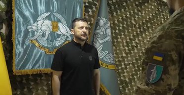 Зеленський приїхав у Вовчанськ і привітав бійців ССО зі святом (відео)