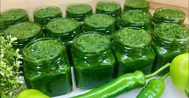 Не потрібно варити: як швидко приготувати смачну зелену аджику