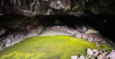 Одна из самых странных пещер в мире: ее создал вулкан, но температура в ней всегда ниже нуля (видео)