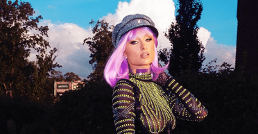 Періс Гілтон з фіолетовим волоссям та в капелюсі українського бренду відвідала фестиваль (фото)