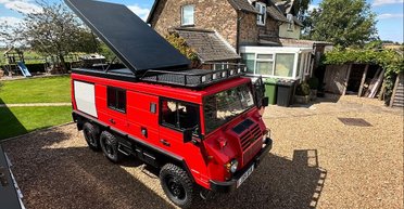 Пара зробила з пожежної машини 2-поверховий будинок на колесах: як вони там живуть