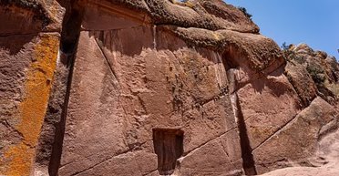 У горах Перу стоять величезні ворота в нікуди: їх залишила цивілізація, яка вірила в інші виміри (фото)