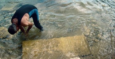 На мелководье реки. В Западной Греции обнаружили древнее надгробие (фото)