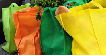 Шопери і пляшки для води потрібно використовувати тисячі разів: інакше, вони не кращі за одноразовий пластик