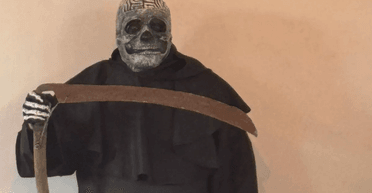 Дотримав обіцянку: чоловік з'явився на похорон подруги в костюмі смерті з косою (фото)