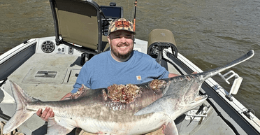 "Зомбі-риба": чоловік витягнув із води "чудовисько" з ранами на спині (відео)