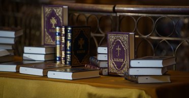 Не выучил молитву: на Тернопольщине судили бабушку, которая пытала внука крапивой и палкой