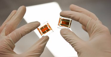 Превратит окно в генератор: "прозрачный" солнечный элемент поглощает свет с двух сторон