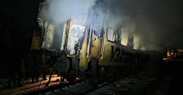 РФ вдарила по залізниці на Дніпропетровщині: люди ховались під вагонами потягу (відео)