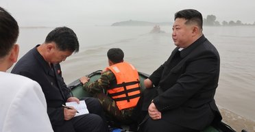 Все переживают за лодочника: осматривая затопленные районы, Ким Чен Ын врезался в дерево