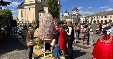 Создавала три месяца: мастерица из под Львова создала самую большую в Украине вышитую писанку (фото)