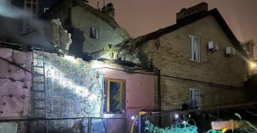 Росіяни атакували Київ ракетами та БПЛА: є пошкодження будинків (фото)