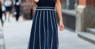 Струнка і стильна: Кеті Голмс у шикарній сукні прогулялася Нью-Йорком (фото)