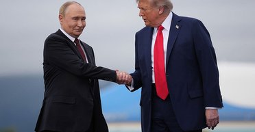 Саммит на Аляске: Белый дом вырезал моменты на видео, где Трамп аплодирует Путину, — The Guardian (фото)