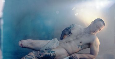 Скульптури як у Луврі. Марта Сирко робить відверті фото військових, що втратили кінцівки (фото)