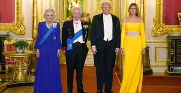 Маленький сюрприз: Мелания Трамп и Камилла надели платья в цветах украинского флага