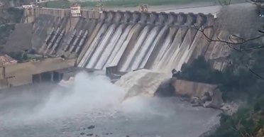 Течет 24 часа: Индия открыла шлюзы на плотине, по которой идет вода в Пакистан, — СМИ (видео)