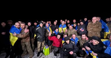 "Наши — дома": Украина вернула из плена 230 военных и гражданских (видео)