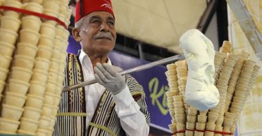 Рожок в декольте и арест за 7 часов: в Турции арестовали продавца популярного мороженого (видео)