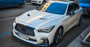 В Киеве заметили редкого конкурента BMW M3 от Nissan (фото)