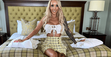 Заробила статок: учасниця конкурсу краси продає брудні капці та воду з ванної