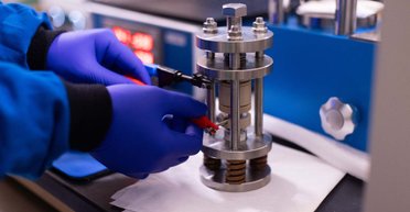 Науковці придумали "вогнетривку" батарею: як їм це вдалося зробити