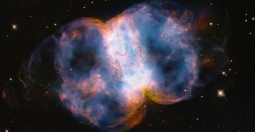 Телескоп Габбл відзначив 34-ту річницю барвистим подарунком: знімком космічної Гантелі (фото)