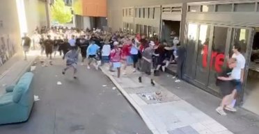 Люди очередь занимали с вечера: толпа людей по заказу владельца "ограбила" его магазин (видео)