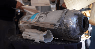 Останній хранитель: студент відкрив шкільну капсулу часу на самоті (фото)