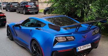 820-сильный снаряд: в Киеве заметили впечатляющий американский спорткар (фото)