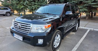 В Україні виявили розкішний 14-річний Toyota Land Cruiser 200 у новому стані (фото)