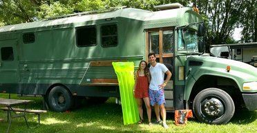 Жизнь на колесах: семейная пара превратила школьный автобус в уютный автодом (видео)