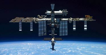 Космічний корабель Ілона Маска відсунув МКС від Землі, щоб вона не впала на планету (відео)