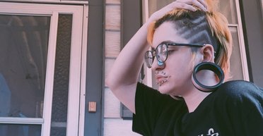 Дети убегают в слезах: блогер с рогами хочет побить рекорд по самым большим ноздрям (фото)