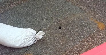 Яма размером с монету парализовала движение на целой улице (фото)