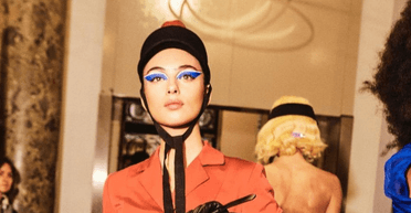 Невпізнавана Дева Кассель зʼявилася на показі в Парижі (фото)